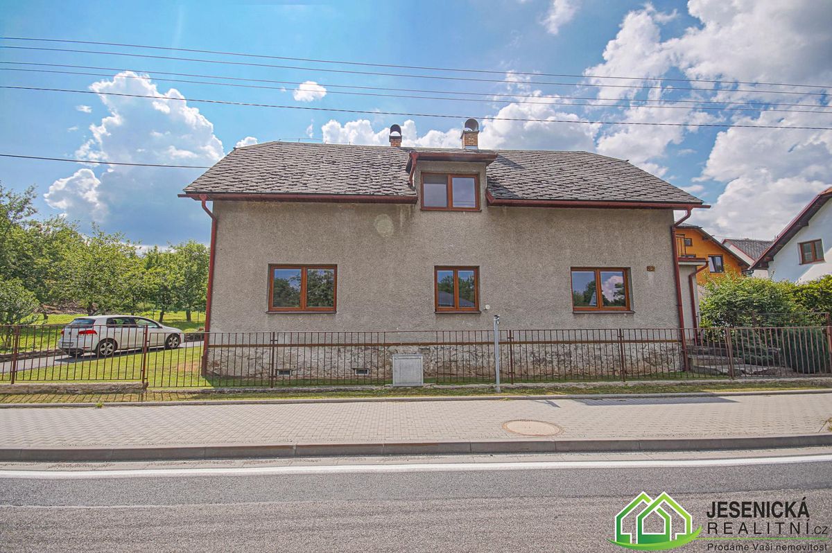 Prodej rodinného domu 278 m², pozemek 725 m² – fotografie 2