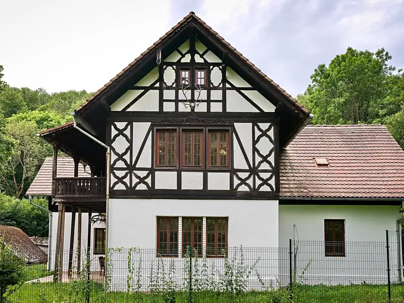 Prodej rodinného domu 202 m², pozemek 2221 m², Krásný Les – náhled fotky 2