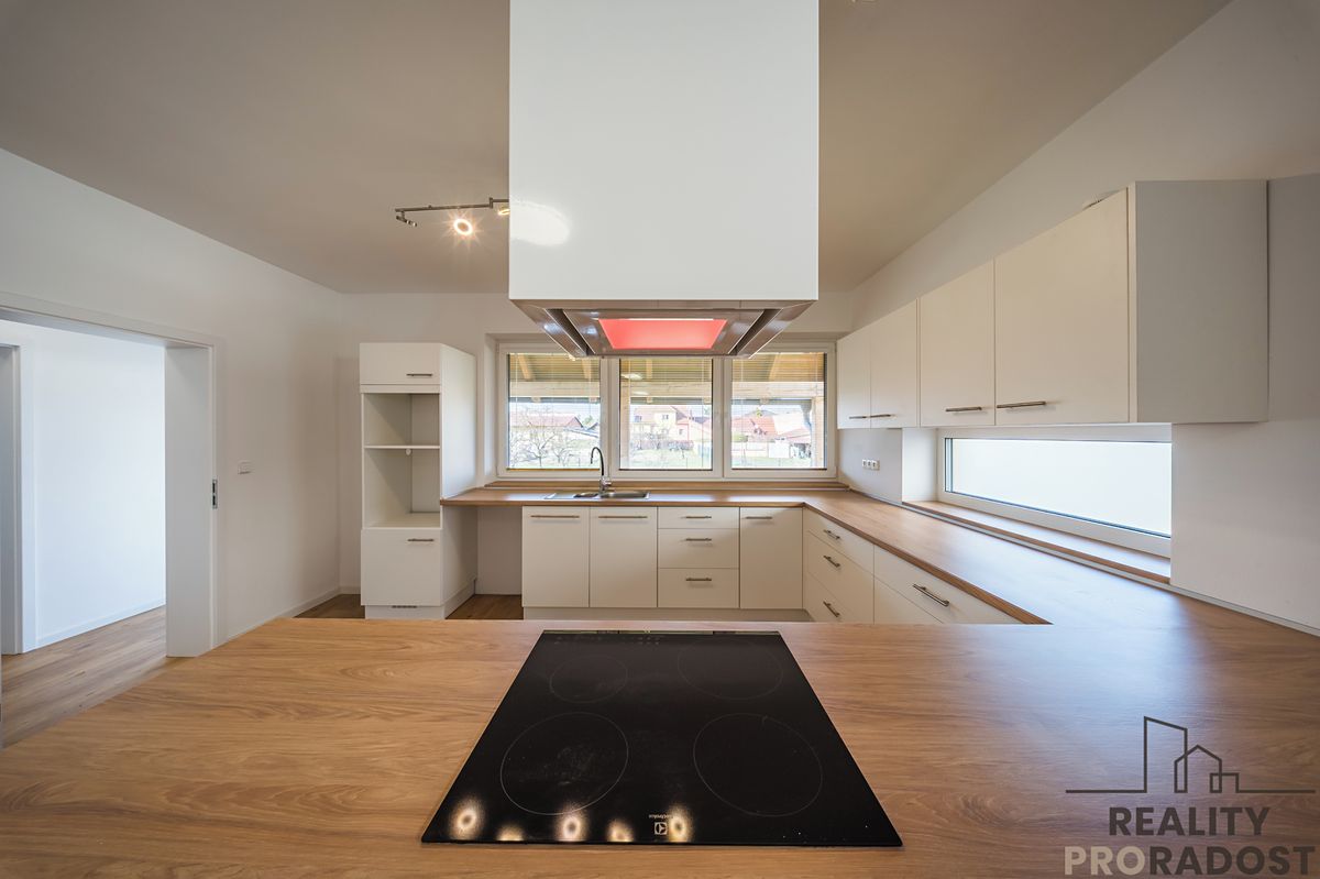 Prodej rodinného domu 225 m², pozemek 320 m² – fotografie 2