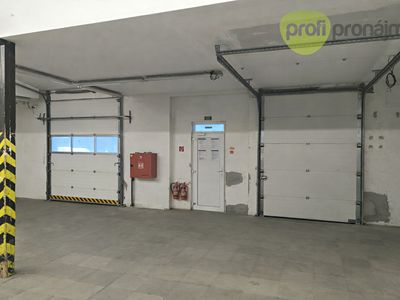 Pronájem skladového prostoru 698 m²