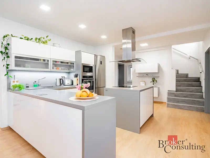 Prodej rodinného domu 268 m², pozemek 708 m², Praha – náhled fotky 1