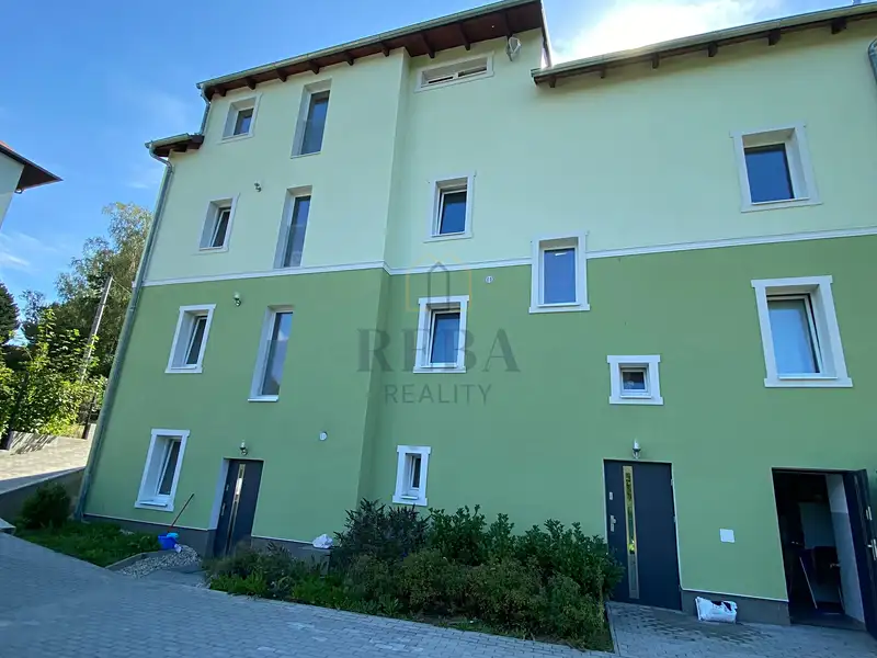 Prodej rodinného domu 380 m², pozemek 409 m², Dalovice – náhled fotky 2