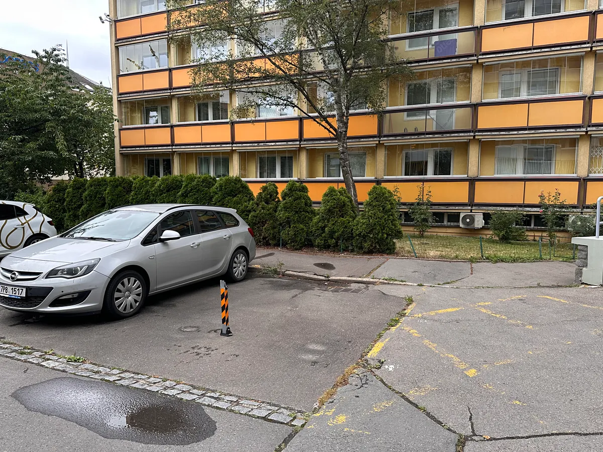 Pronájem garážového stání 13 m² – pohled 2
