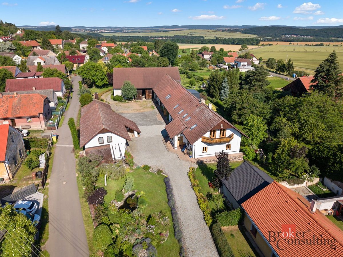 Prodej rodinného domu 450 m², pozemek 6410 m² – fotografie 2