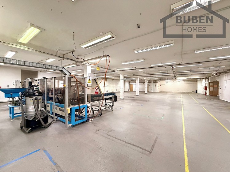 Prodej komerčního prostoru, 1 084 m² (77 z 85)