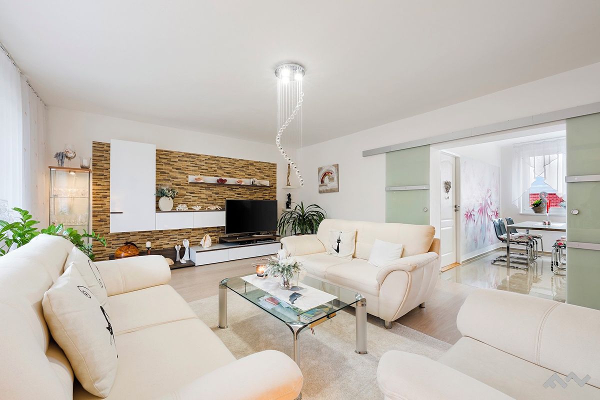 Prodej rodinného domu 289 m², pozemek 438 m²