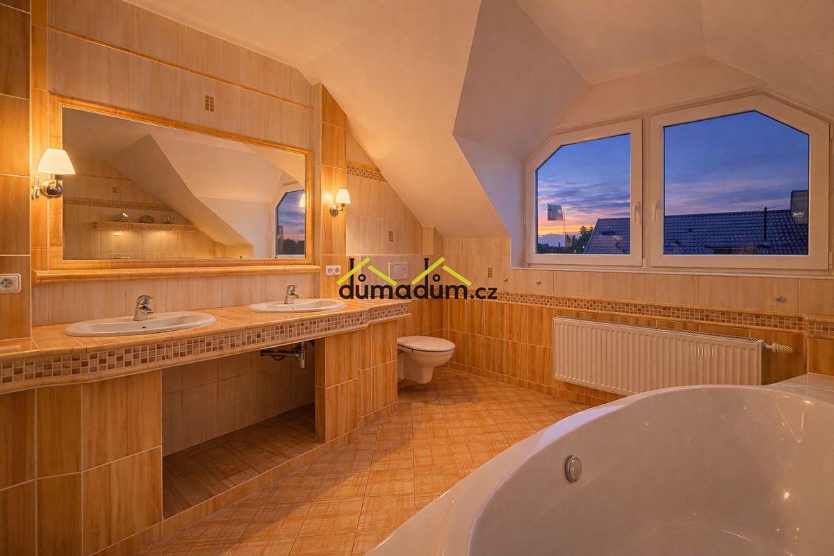 Prodej rodinného domu 450 m², pozemek 400 m² – fotografie 5