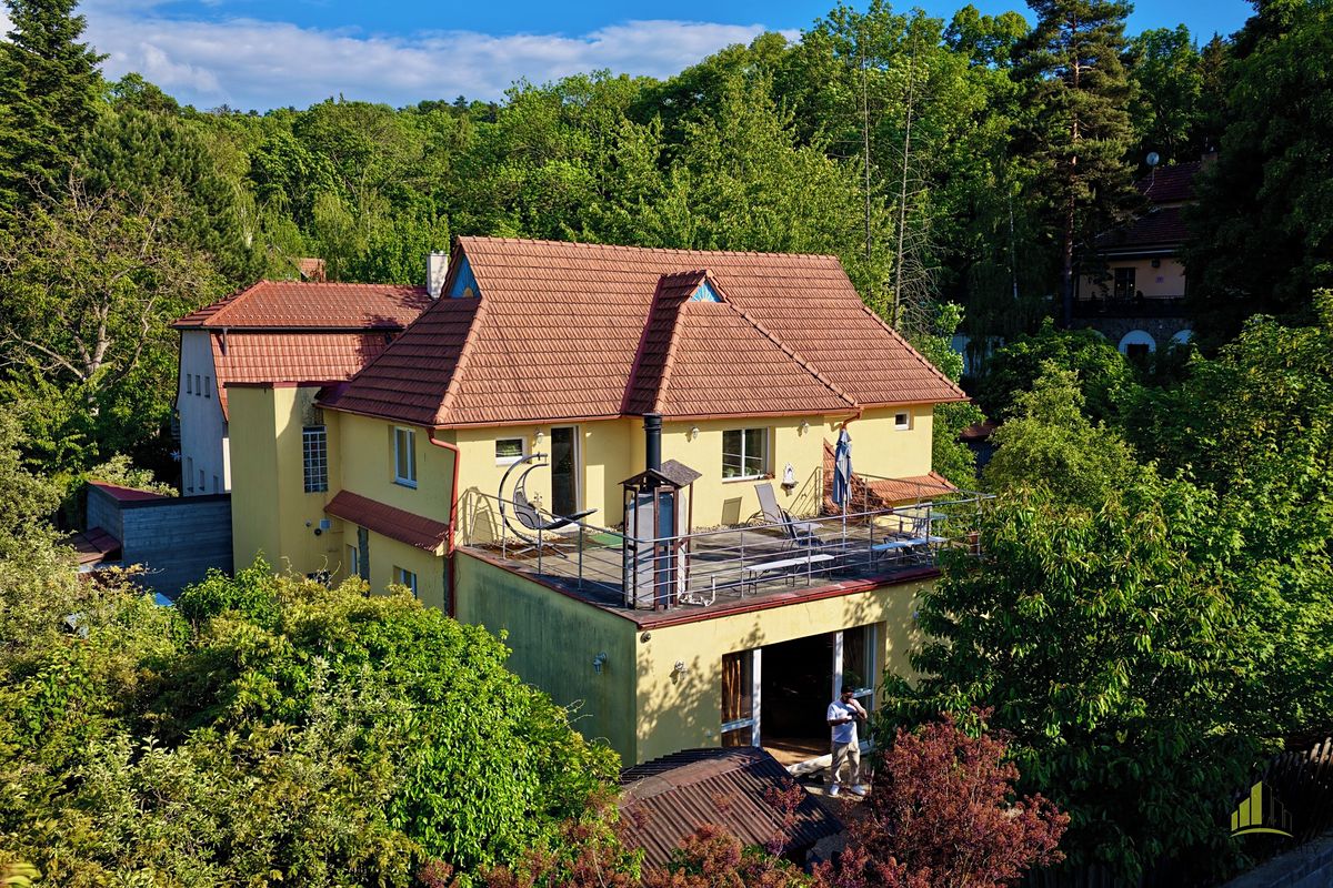 Prodej vily 327 m², pozemek 871 m² – fotografie 2