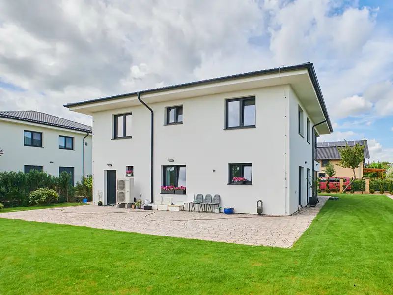 Prodej rodinného domu 320 m², pozemek 790 m², Jesenice – náhled fotky 3