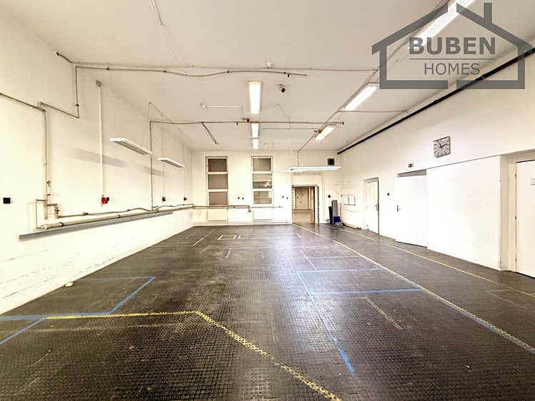 Prodej komerčního prostoru, 1 084 m² (15 z 85)