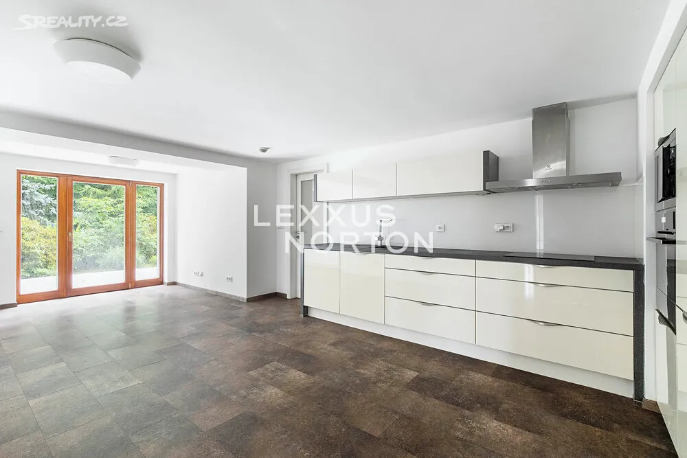 Pronájem rodinného domu 354 m², pozemek 850 m², Praha