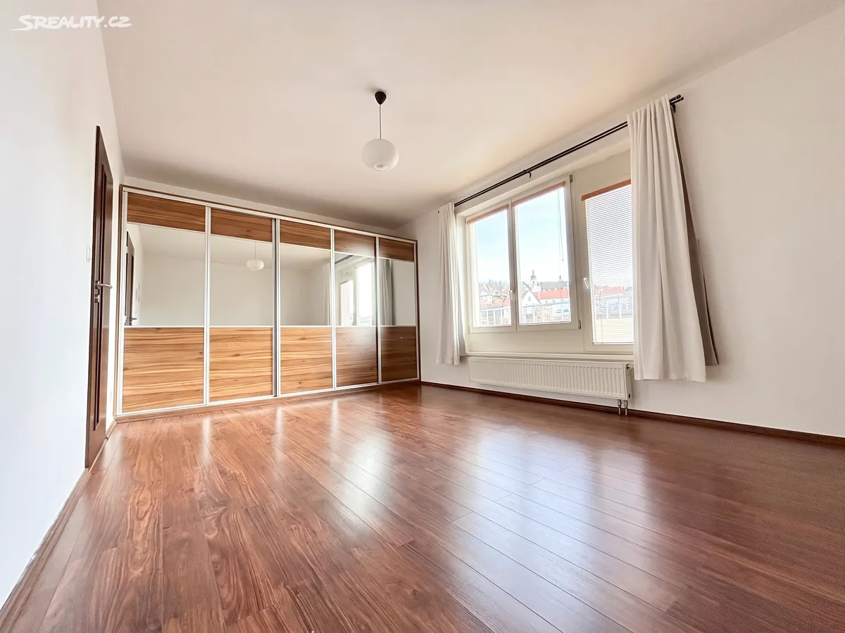 Pronájem bytu 2+kk 65 m² – pohled 2