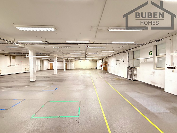 Prodej komerčního prostoru, 1 084 m² (78 z 85)