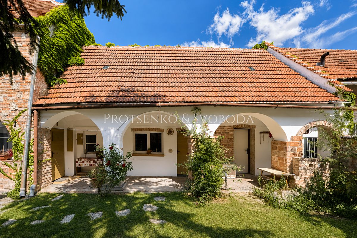 Prodej rodinného domu 244 m², pozemek 902 m² – fotografie 2