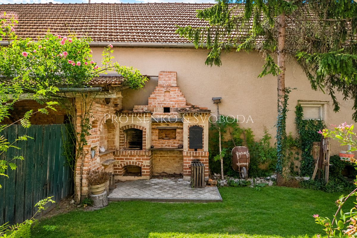 Prodej rodinného domu 244 m², pozemek 902 m² – fotografie 3
