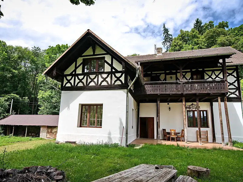 Prodej rodinného domu 202 m², pozemek 2221 m², Krásný Les – náhled fotky 1