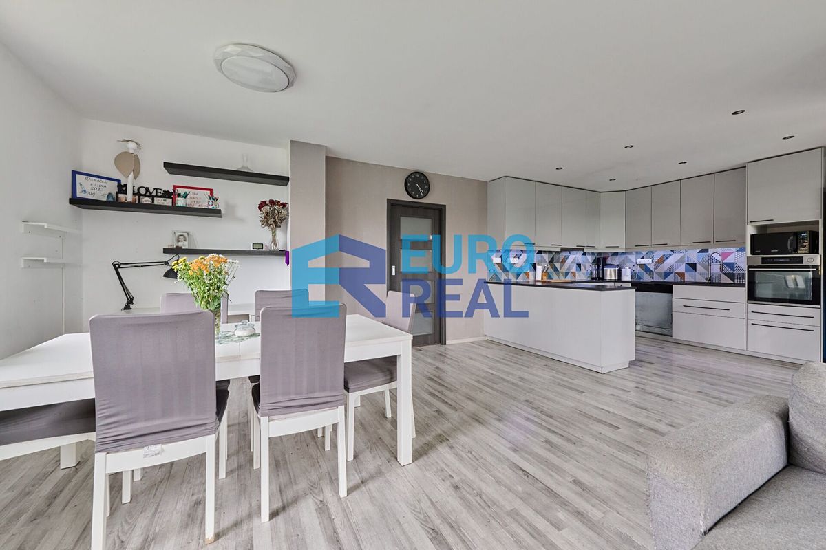 Prodej rodinného domu 125 m², pozemek 880 m² – fotografie 2
