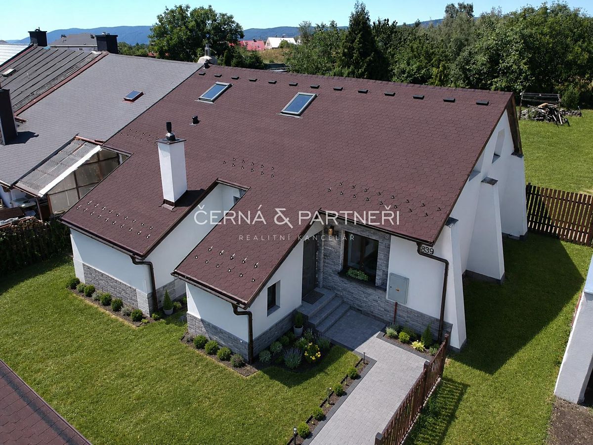 Prodej rodinného domu 230 m², pozemek 1379 m² – fotografie 2