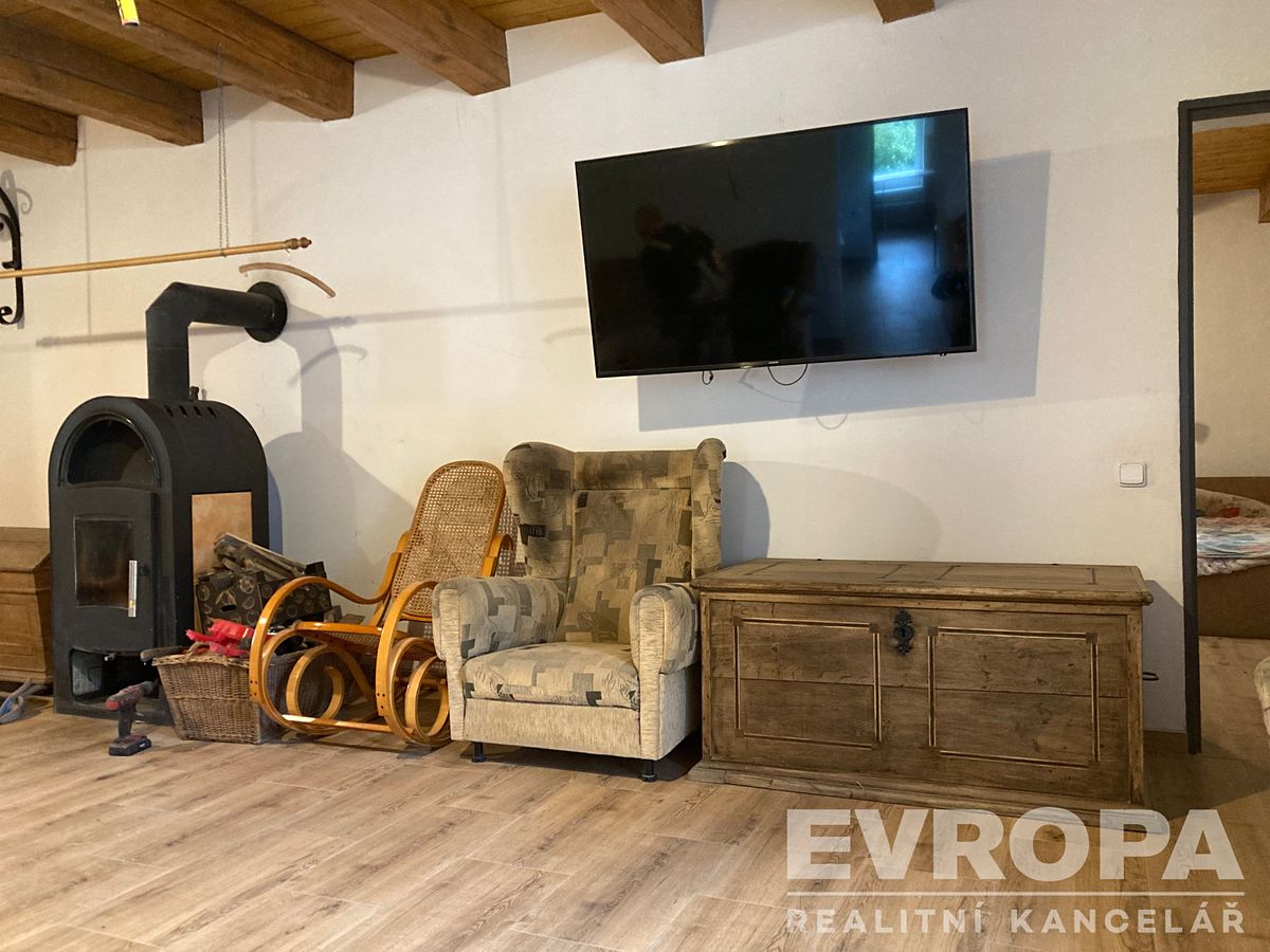 Pronájem rodinného domu 280 m², pozemek 877 m² – fotografie 2