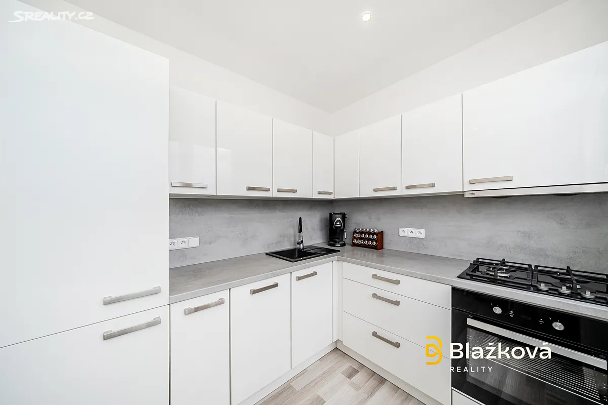 Pronájem bytu 2+1 53 m² – pohled 2