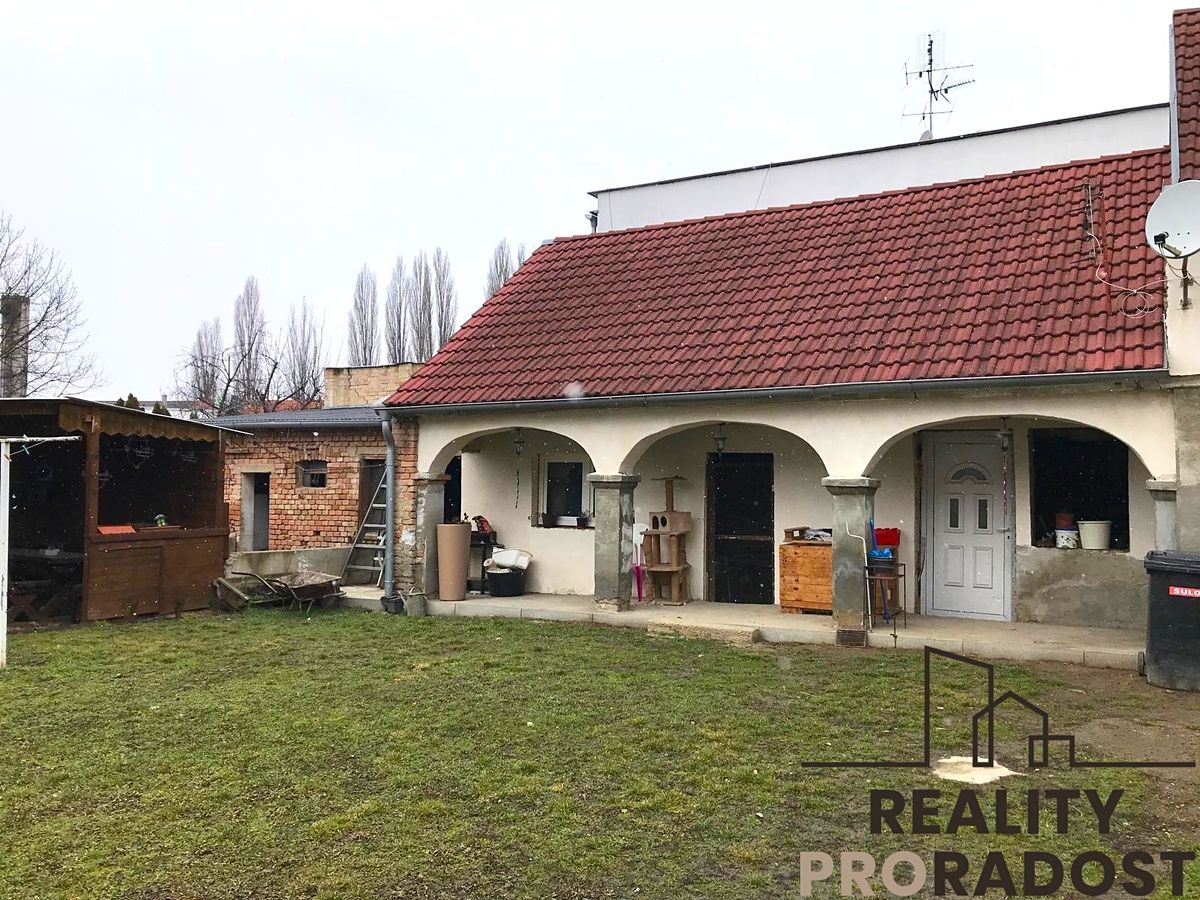Prodej rodinného domu 200 m², pozemek 791 m² – fotografie 2