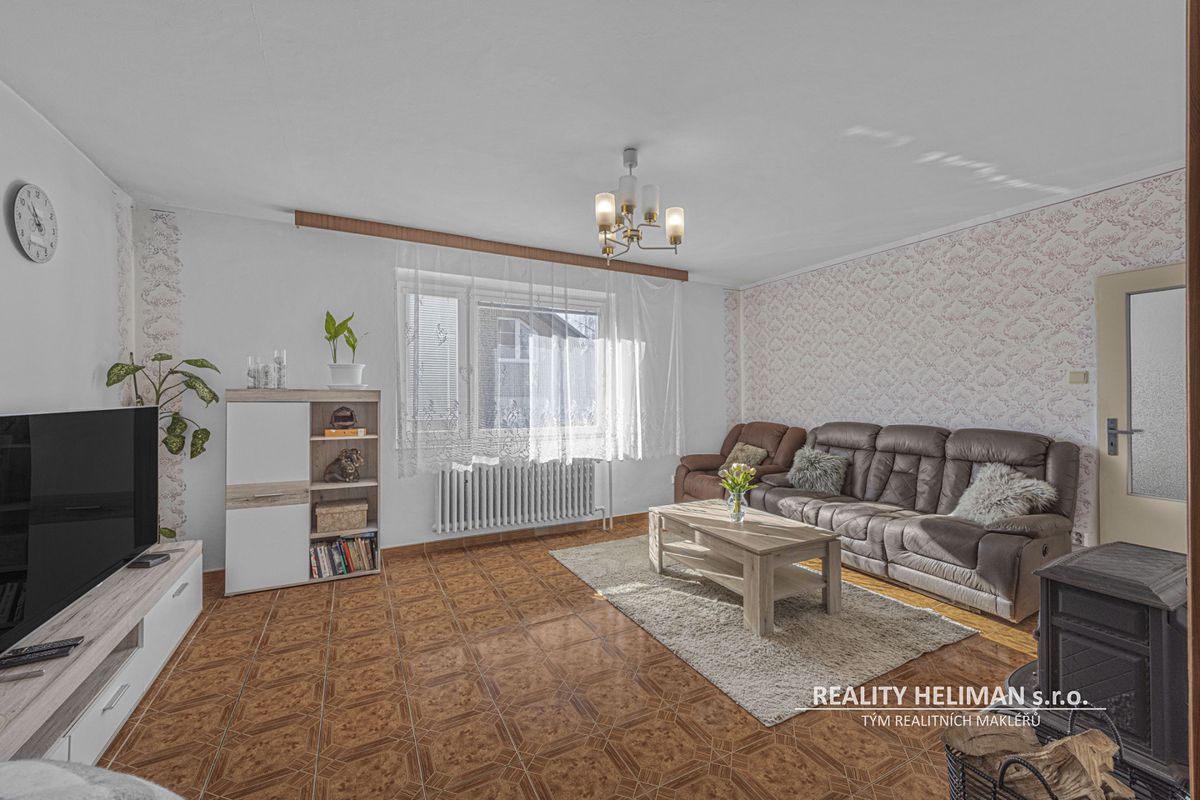 Prodej rodinného domu 293 m², pozemek 775 m² – fotografie 3