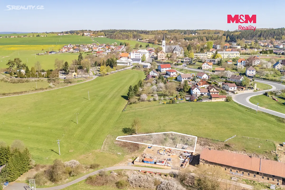 Prodej stavebního pozemku 775 m² – pohled 2