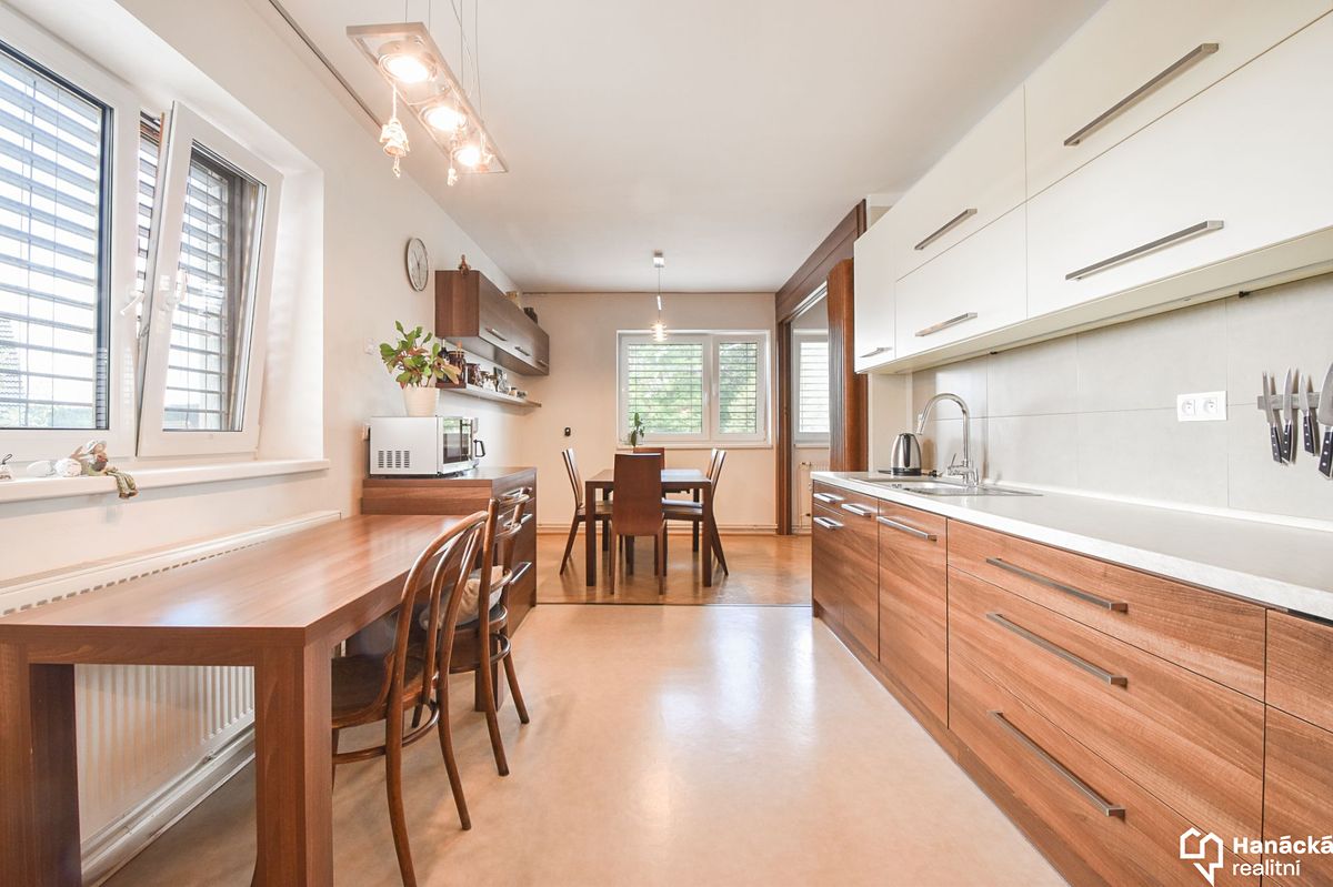Prodej rodinného domu 345 m², pozemek 1131 m² – fotografie 2