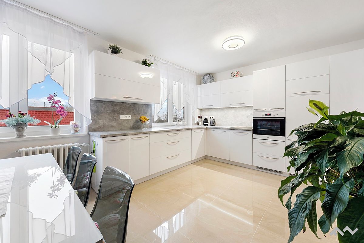 Prodej rodinného domu 289 m², pozemek 438 m² – fotografie 2