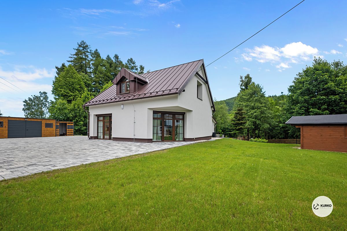 Prodej rodinného domu 211 m², pozemek 8342 m²