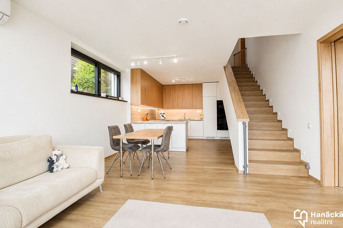 Prodej rodinného domu 200 m², pozemek 397 m² – fotografie 2