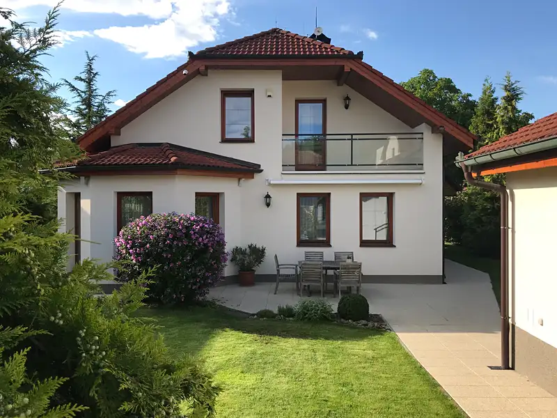 Pronájem rodinného domu 227 m², pozemek 1600 m², Praha – náhled fotky 1
