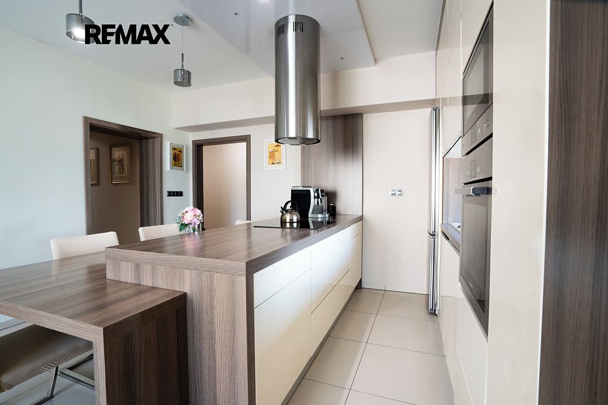 Prodej rodinného domu 290 m², pozemek 251 m² – fotografie 3
