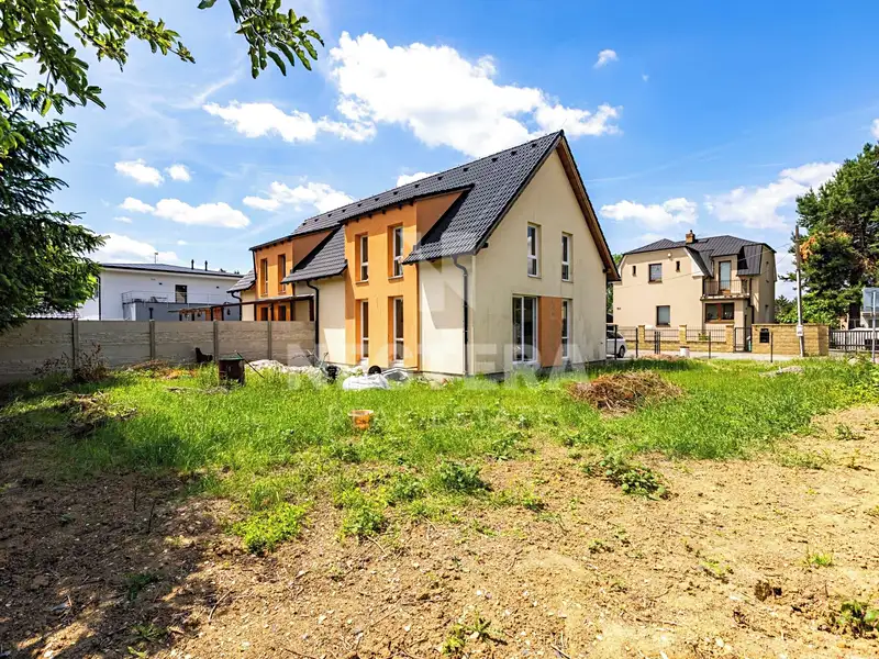 Prodej rodinného domu 130 m², pozemek 482 m², Jesenice – náhled fotky 2