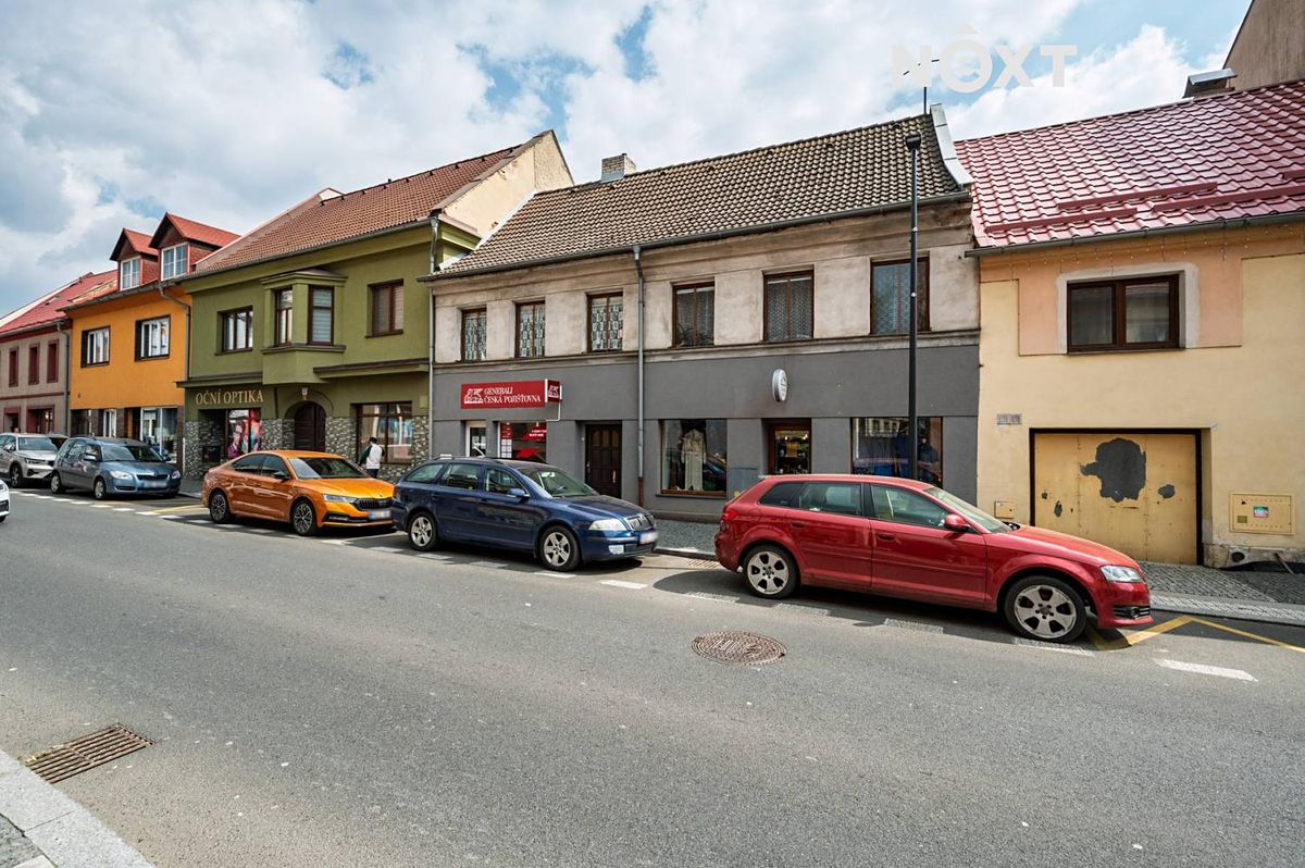 Prodej rodinného domu 243 m², pozemek 562 m² – fotografie 3