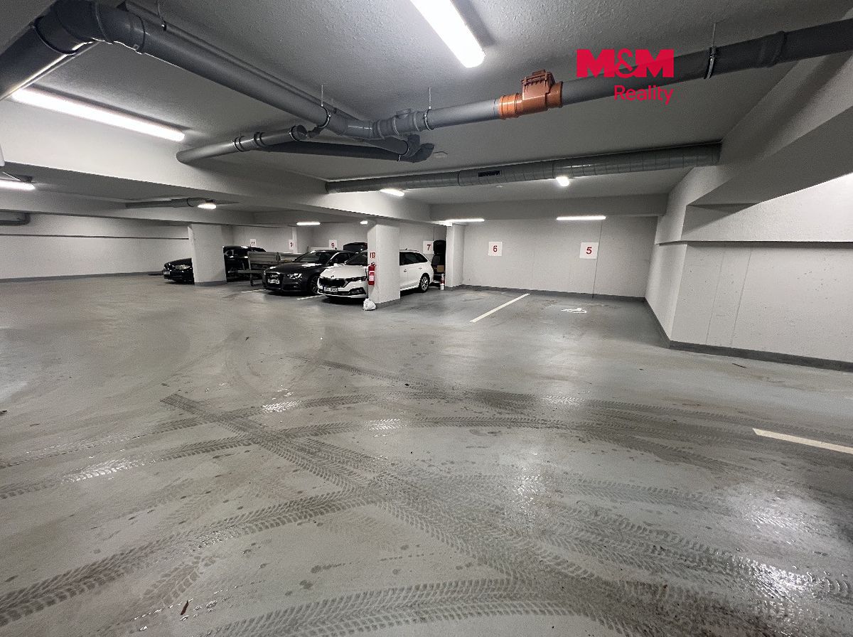 Pronájem garážového stání 13 m²