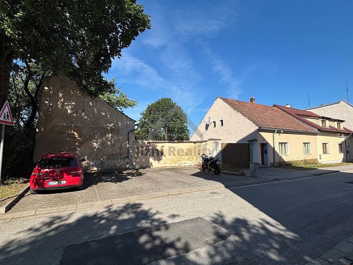Prodej rodinného domu 205 m², pozemek 641 m² – fotografie 2