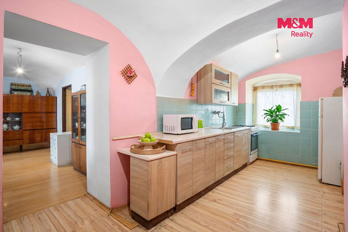 Prodej rodinného domu 376 m², pozemek 1174 m² – fotografie 2