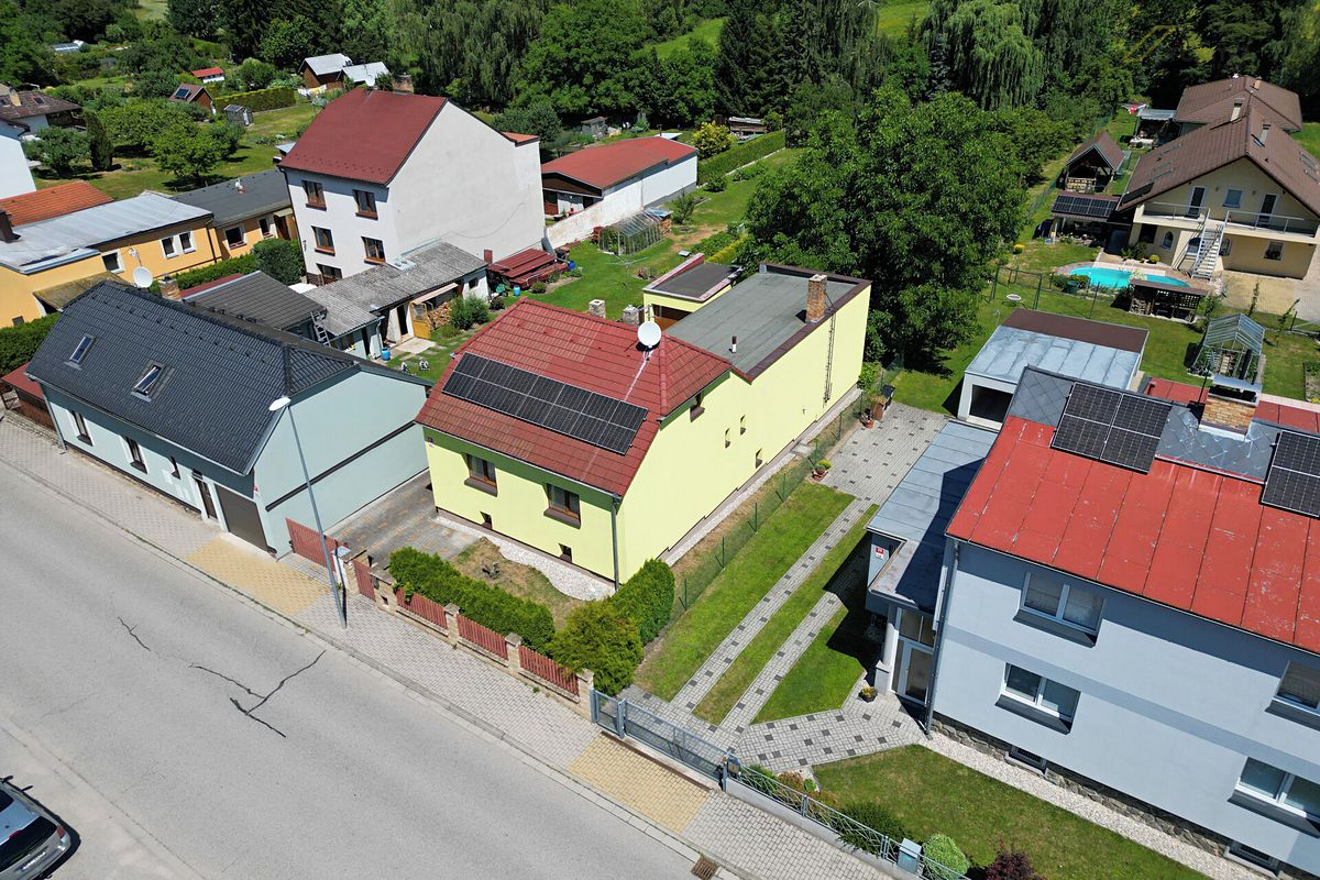 Prodej rodinného domu 220 m², pozemek 1551 m²