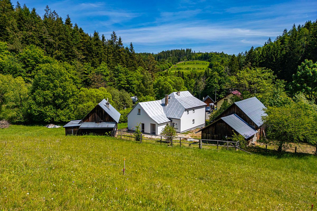 Prodej rodinného domu 275 m², pozemek 1671 m²