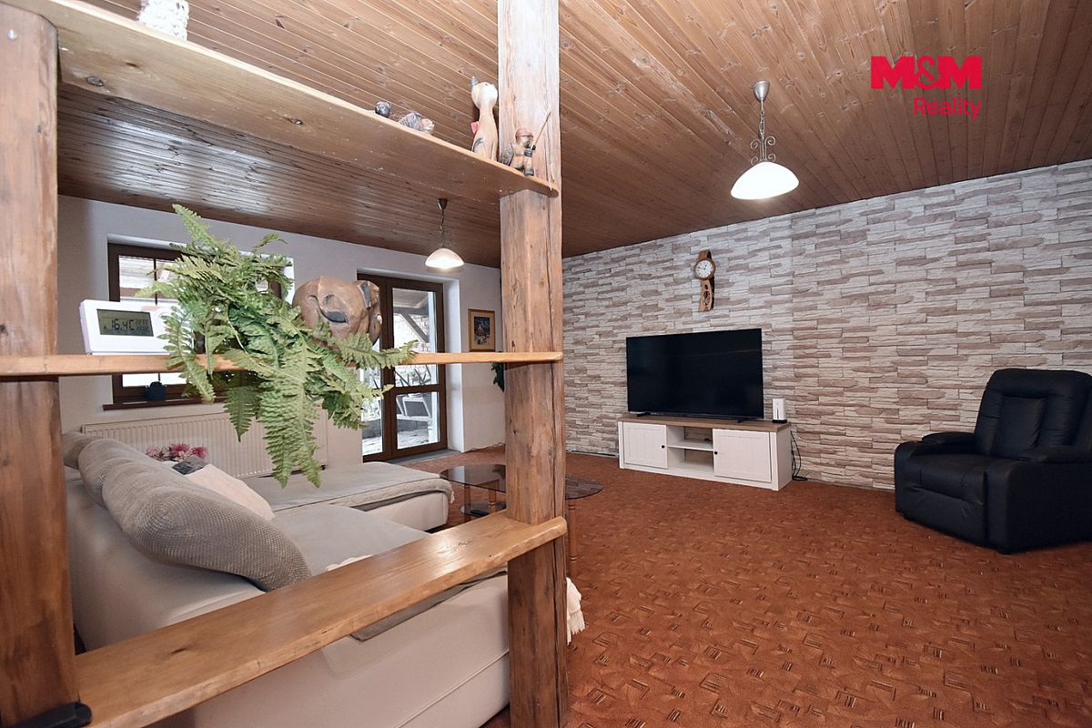 Prodej rodinného domu 320 m², pozemek 2079 m² – fotografie 3
