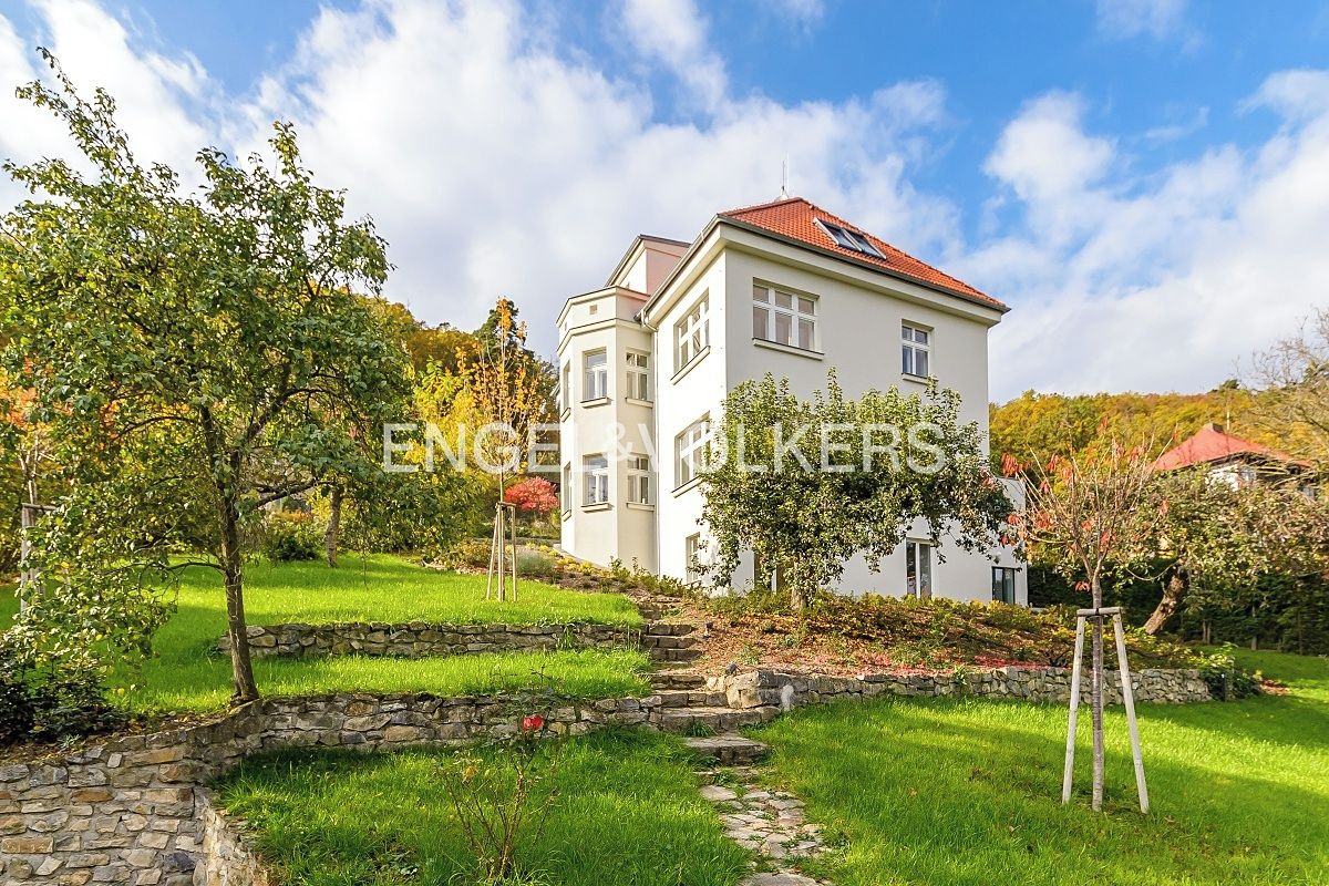 Pronájem vily 356 m², pozemek 1389 m², Černošice – fotka 1 z 3
