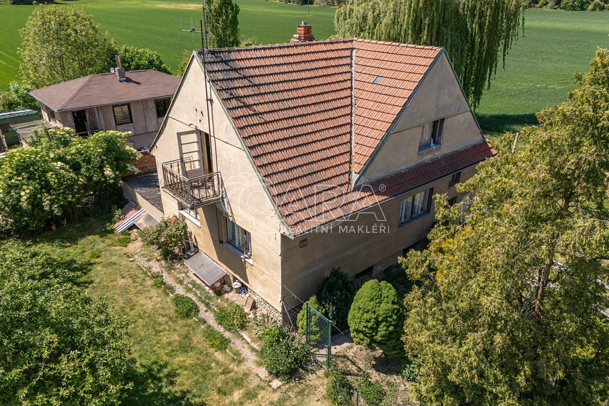 Prodej rodinného domu 274 m², pozemek 941 m² – fotografie 2