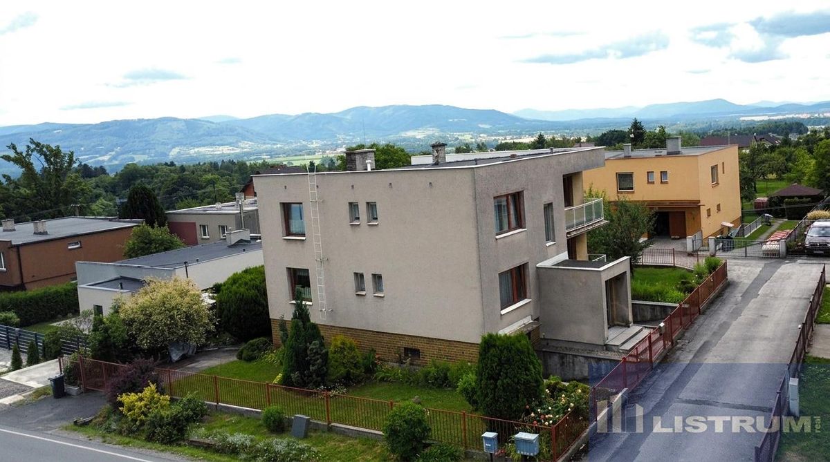 Prodej rodinného domu 320 m², pozemek 729 m² – fotografie 2
