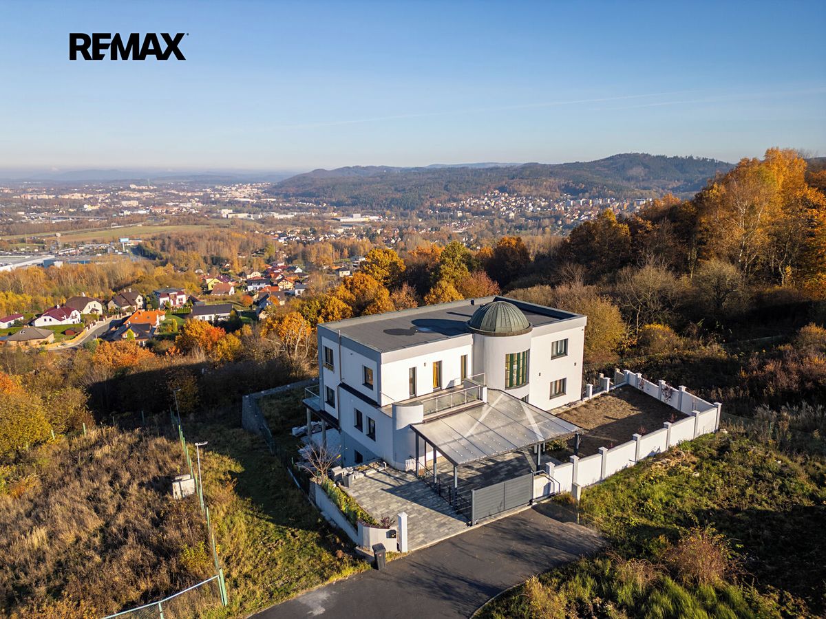 Prodej rodinného domu 483 m², pozemek 923 m² – fotografie 2