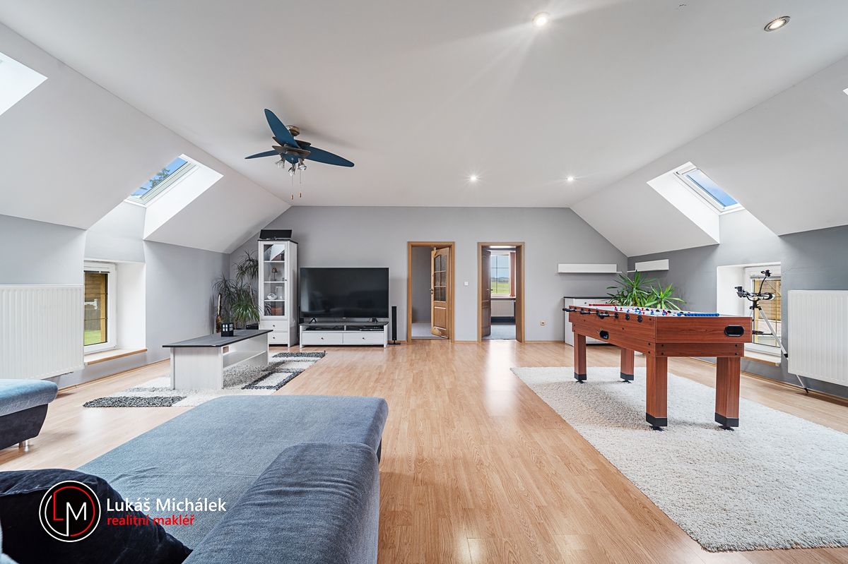 Prodej rodinného domu 240 m², pozemek 12353 m² – fotografie 2