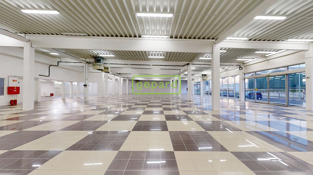 Pronájem obchodního prostoru 698 m² – fotografie 2