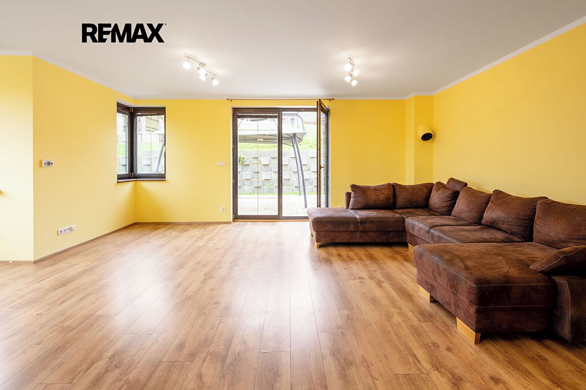 Prodej rodinného domu 205 m², pozemek 946 m² – fotografie 3