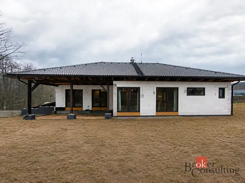 Prodej rodinného domu 196 m², pozemek 876 m², Loket – náhled fotky 1