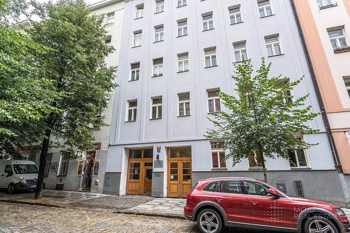 Pronájem garážového stání 10 m²